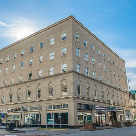 The Mountaineer Hotel Williamson Esterno foto