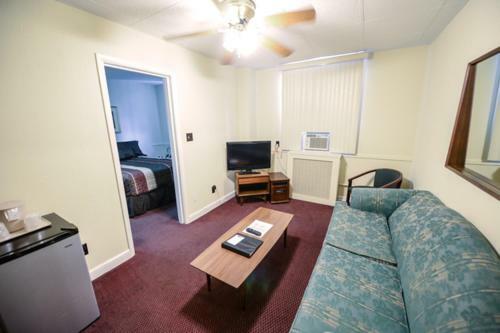 The Mountaineer Hotel Williamson Esterno foto