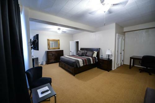 The Mountaineer Hotel Williamson Esterno foto