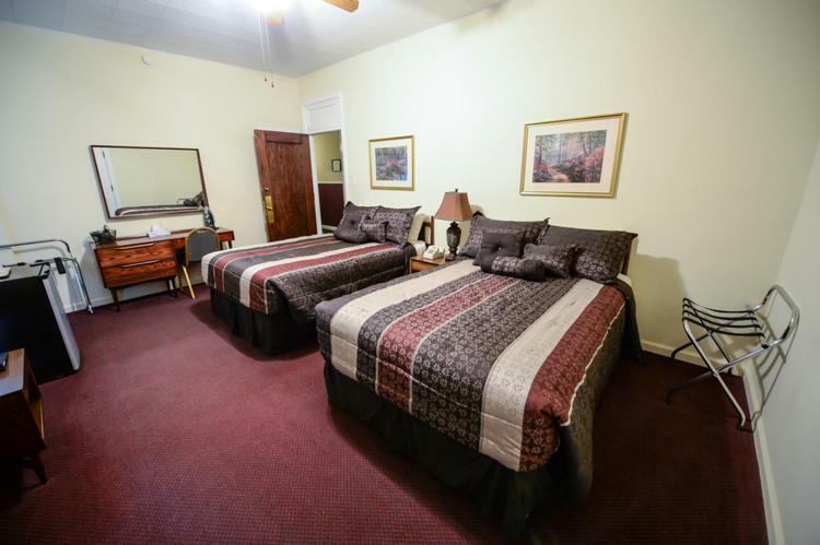 The Mountaineer Hotel Williamson Esterno foto